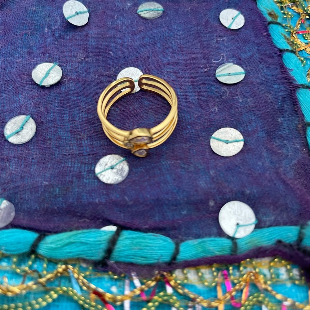 Gold Ring - Picture 2 of 4